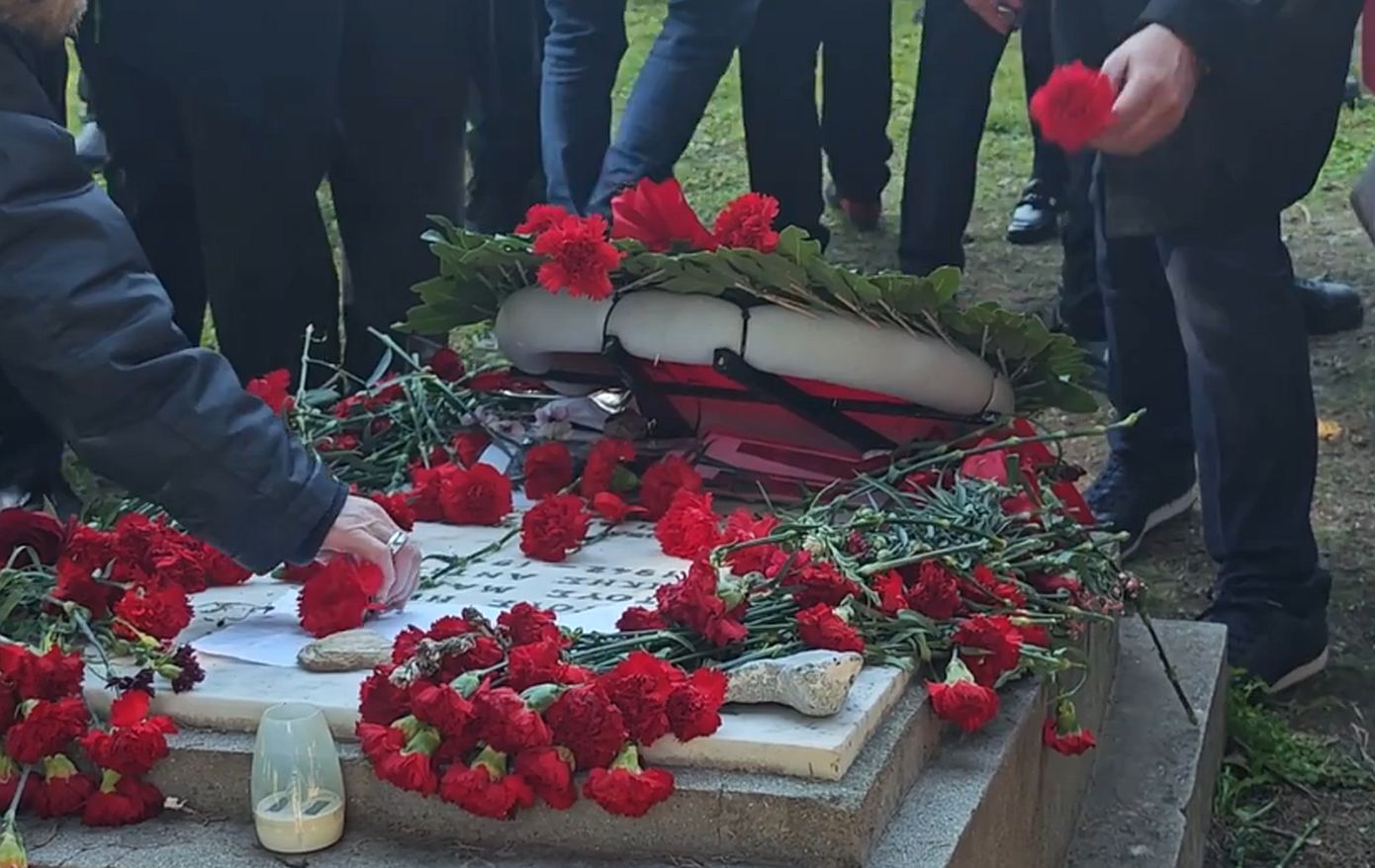 Συγκίνηση στην Καισαριανή: 200 ζευγάρια παπούτσια και γαρίφαλα για τους εκτελεσθέντες