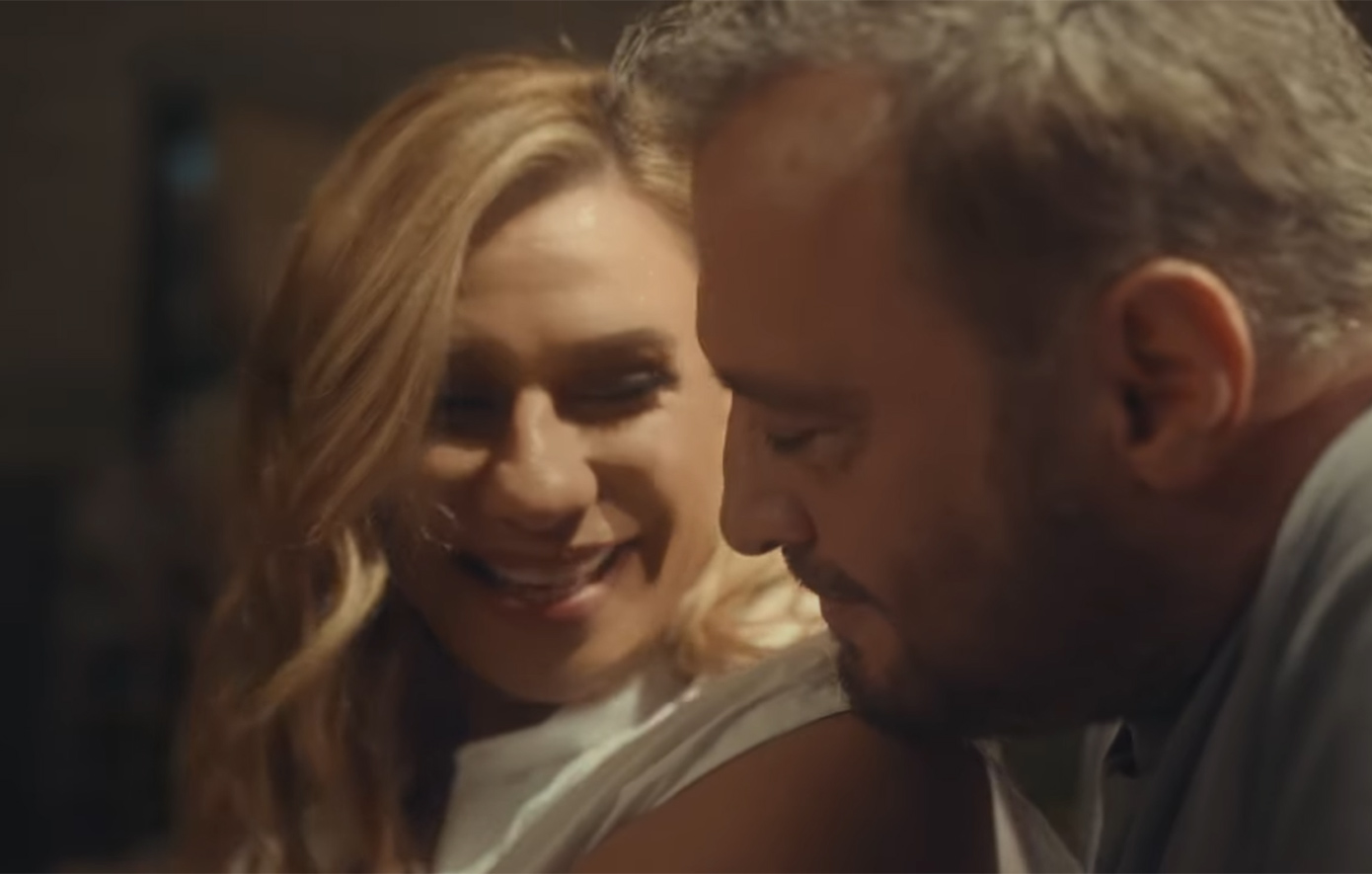 Κατερίνα Καραβάτου και Χρήστος Φερεντίνος δίχασαν με την πασχαλινή διαφήμιση των Jumbo &#8211; Δείτε το βίντεο