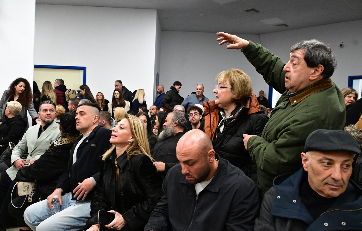 Συγγενείς θυμάτων επιτέθηκαν στον κατηγορούμενο πρώην πρόεδρο του ΟΣΕ: «Θα σε σκίσω με τα χέρια μου» Συγγενείς θυμάτων επιτέθηκαν στον κατηγορούμενο πρώην πρόεδρο του ΟΣΕ: «Θα σε σκίσω με τα χέρια μου»