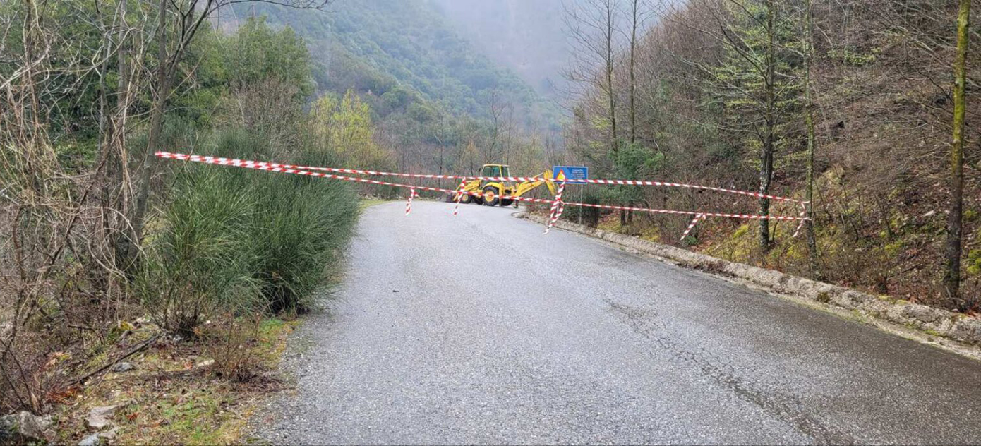 Κατολίσθηση έκλεισε τον κεντρικό δρόμο προς το Ανθηρό! Σε εξέλιξη το φαινόμενο παρακολουθείται από τεχνικά στελέχη του Δήμου Αργιθέας