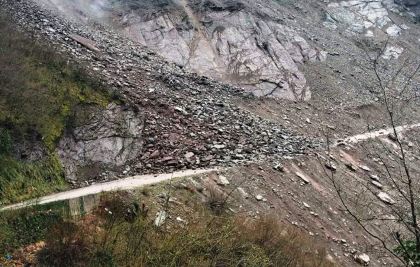 Κατολίσθηση έκλεισε τον κεντρικό δρόμο προς το Ανθηρό! Σε εξέλιξη το φαινόμενο παρακολουθείται από τεχνικά στελέχη του Δήμου Αργιθέας