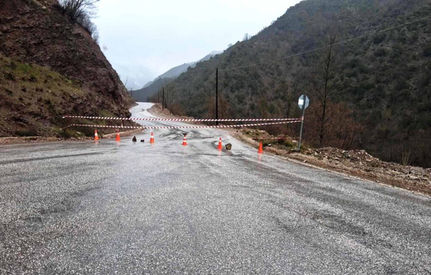 Κατολίσθηση έκλεισε τον κεντρικό δρόμο προς το Ανθηρό! Σε εξέλιξη το φαινόμενο παρακολουθείται από τεχνικά στελέχη του Δήμου Αργιθέας