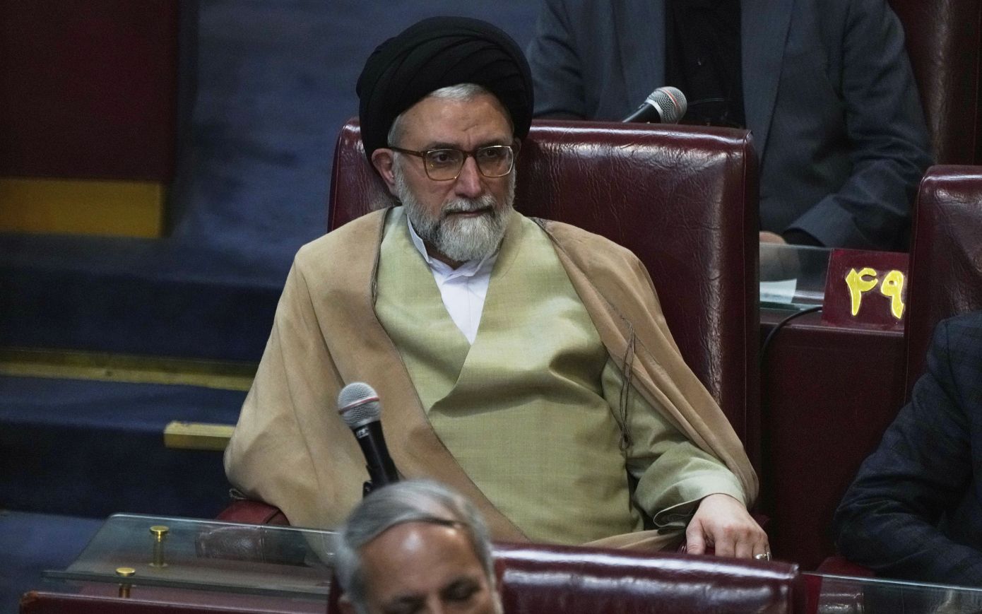 Το Ισραήλ «αποκεφαλίζει» το Ιράν: «Χτυπήθηκε» και ο υπουργός Πληροφοριών &#8211; Η φωτογραφία με τα φέρετρα του Λαριτζανί και του γιου του