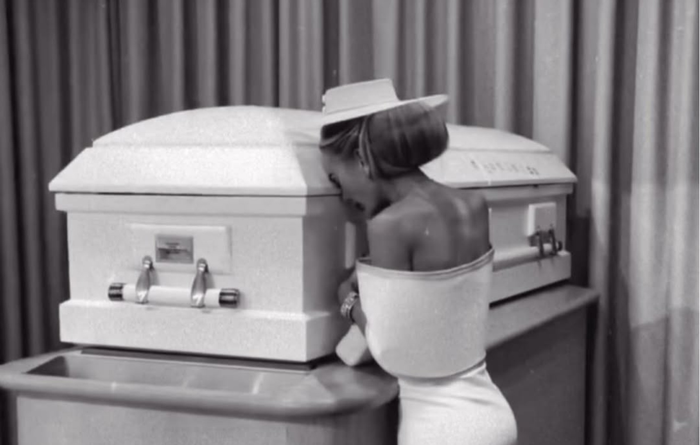 Σάλος για την influencer που ανέβασε φωτογραφία από την κηδεία της κόρης της