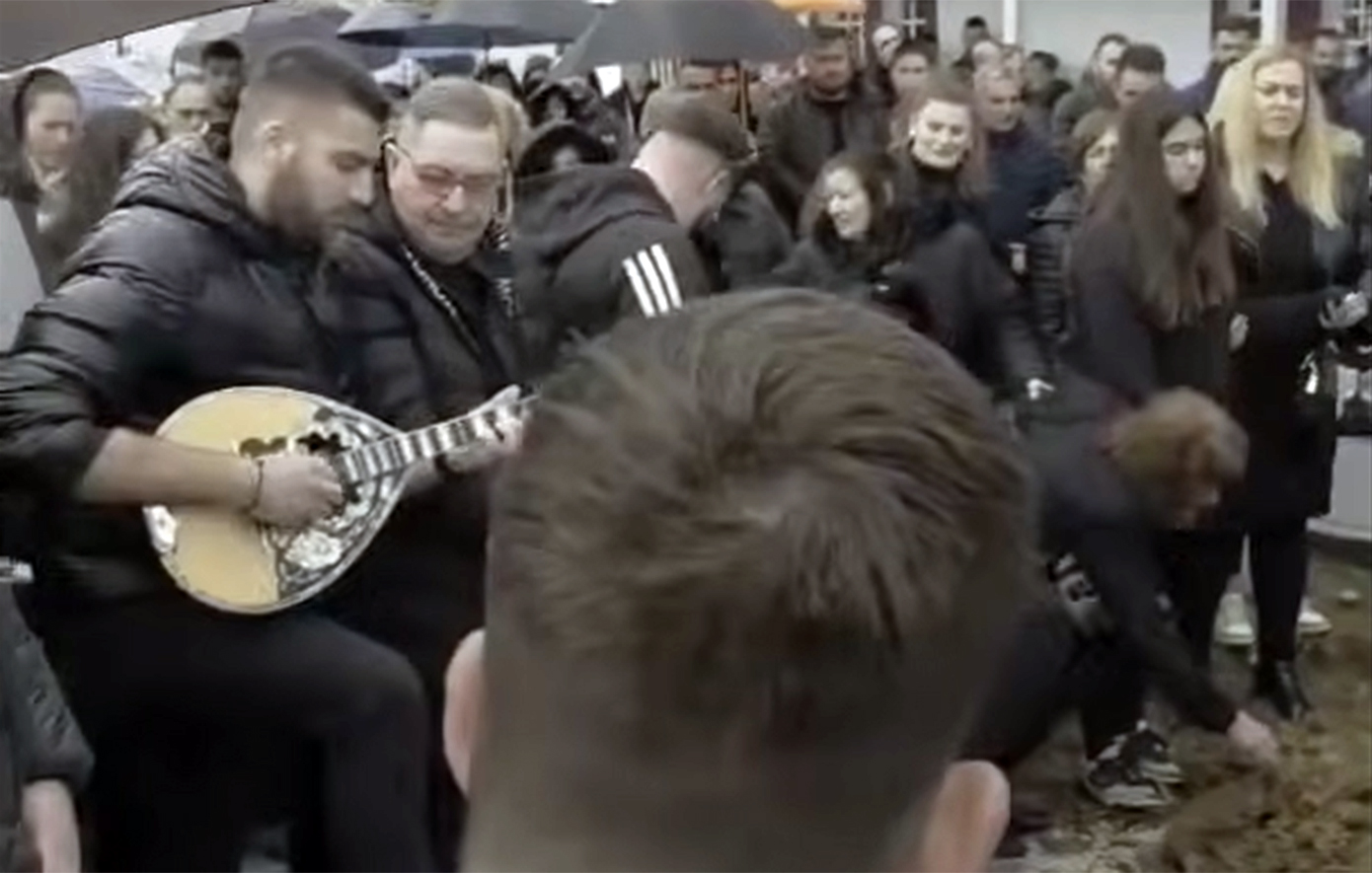 Σπαρακτικές στιγμές στην κηδεία του τραγουδιστή Γιώργου Τσιτόγλου – Τον αποχαιρέτησαν με το «Βρέχει φωτιά στη στράτα μου»