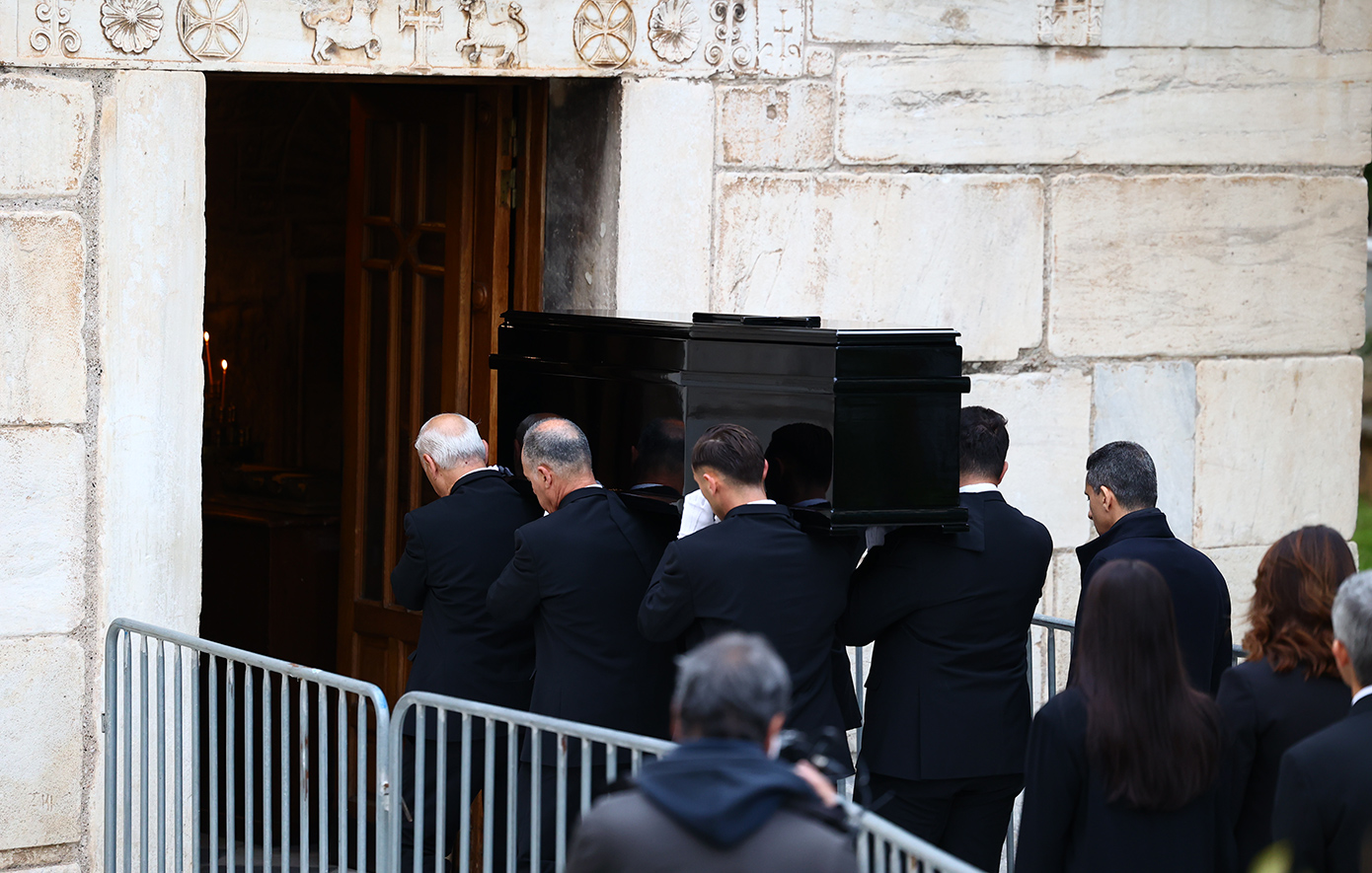 Μαρινέλλα: Η στιγμή που η σορός έφτασε στη Μητρόπολη και η παράκληση της οικογένειας