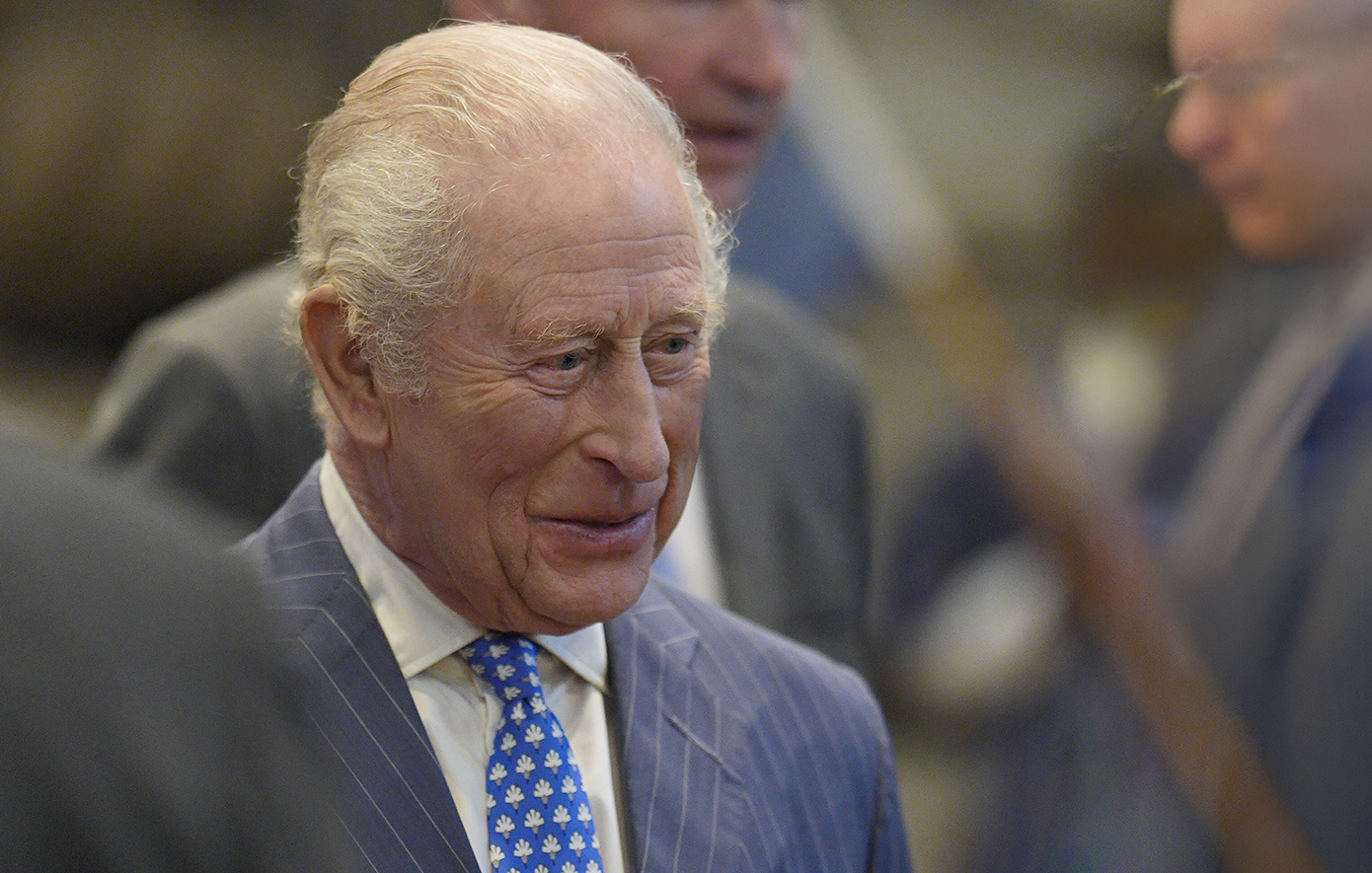 Γκάφα ολκής από τον Κάρολο: Πόζαρε με απογόνους σκλάβων κάτω από τον βασιλιά που πλούτισε από τη δουλεία