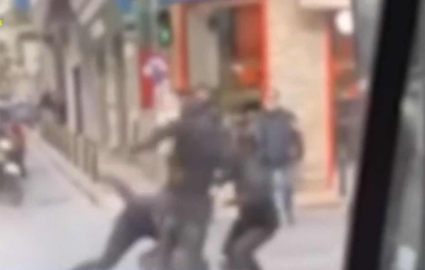 Βίντεο ντοκουμέντο από το άγριο ξύλο μεταξύ ανηλίκων μέσα στη μέση του δρόμου στην Κυψέλη