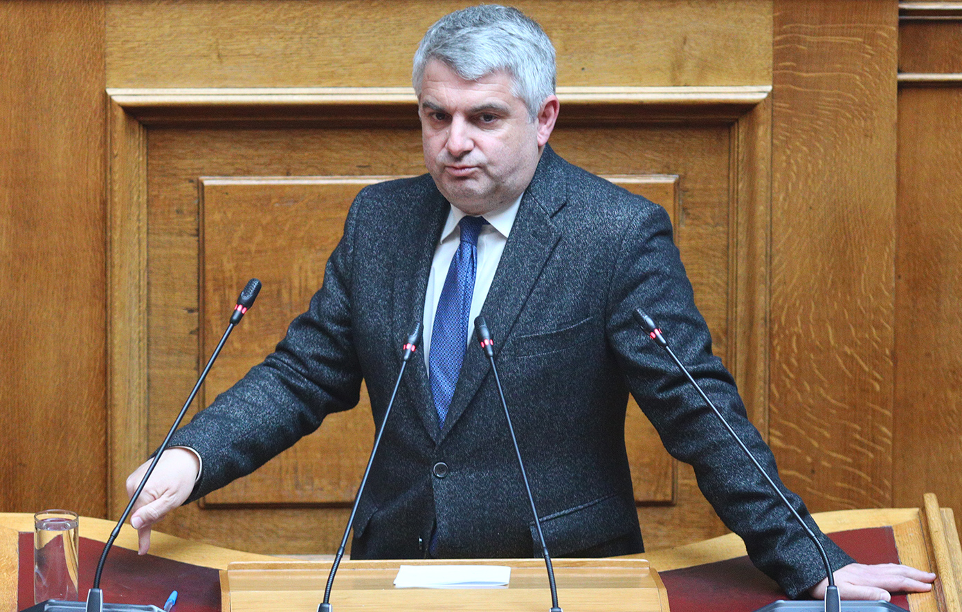 Ο Οδυσσέας Κωνσταντινόπουλος παραδίδει την έδρα στο ΠΑΣΟΚ και παραιτείται από βουλευτής