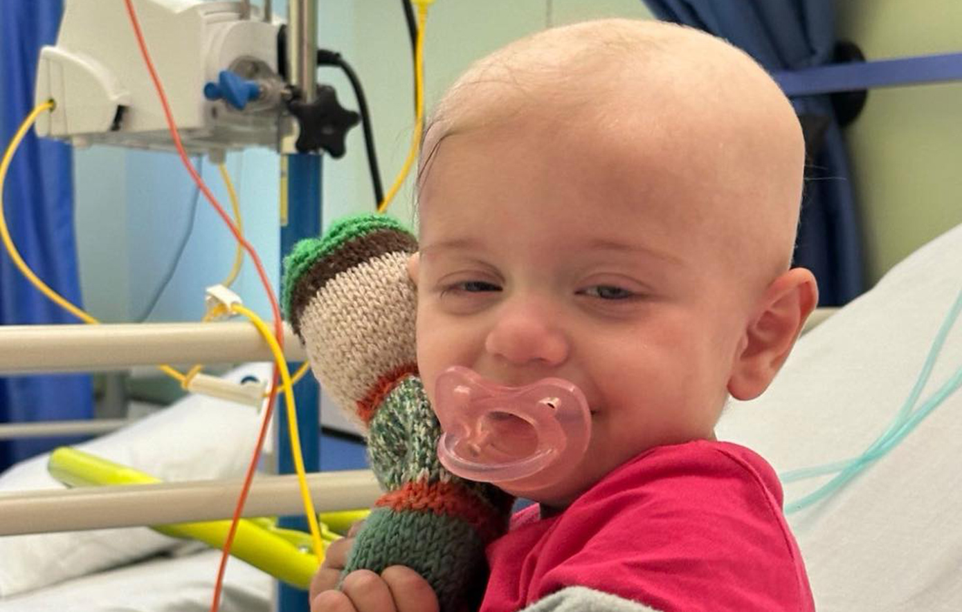 Μάχη για τη ζωή της δίνει η μόλις 13 μηνών Μαρία-Χριστίνα που έχει διαγνωστεί με επιθετικό καρκίνο