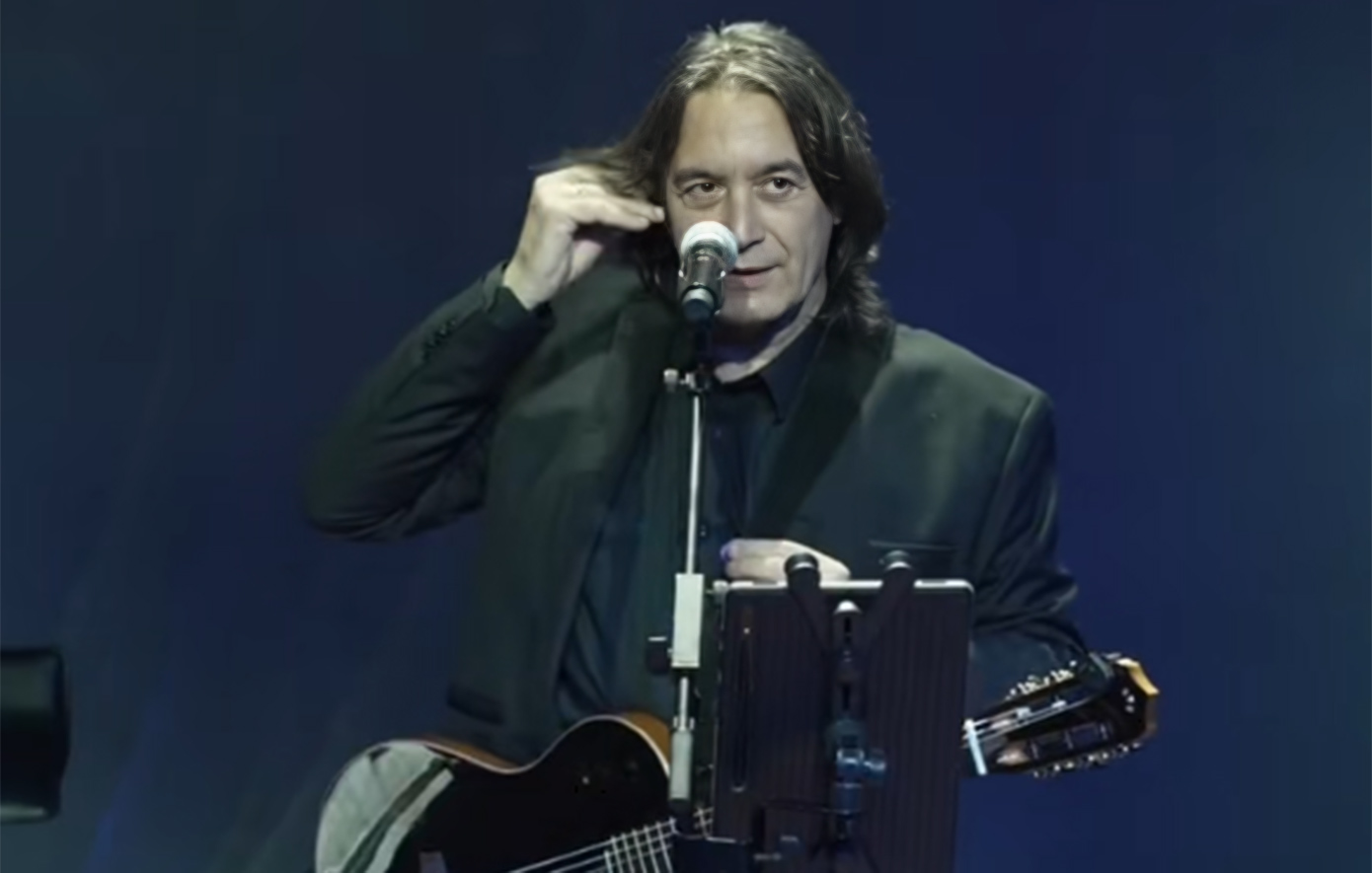 «Η Τίνα βρω ποια είναι;» &#8211; O Γιάννης Κότσιρας κάνει χιούμορ για όσους μπερδεύονται με τους στίχους του «Πώς μπορώ»