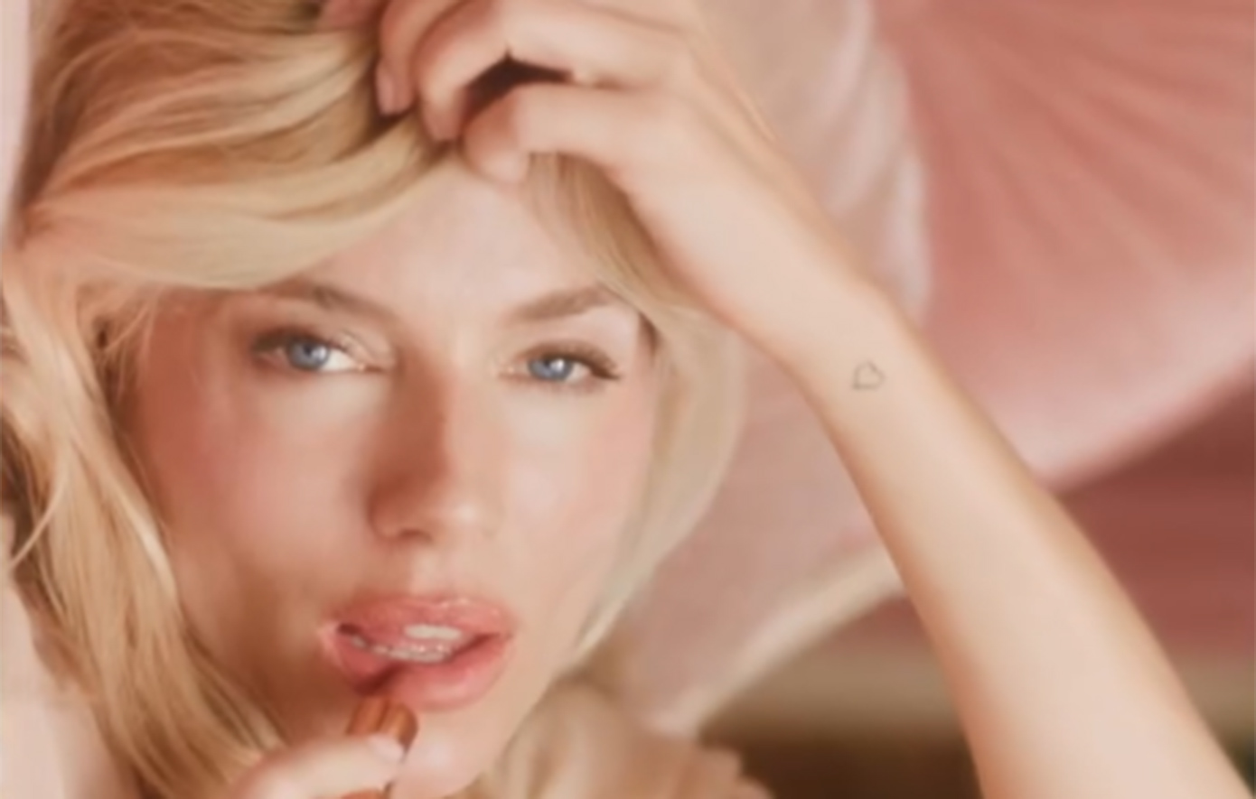 Η 44χρονη Σιένα Μίλερ εντυπωσιάζει με ροζ lingerie στη νέα καμπάνια της Charlotte Tilbury &#8211; Είναι έγκυος στο τρίτο της παιδί