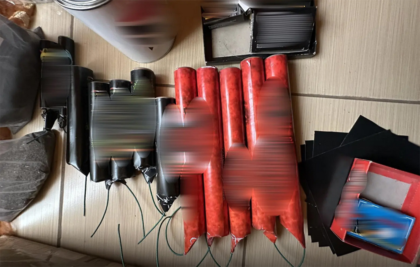 Χειροπέδες σε ανήλικο που πουλούσε αυτοσχέδιες κροτίδες μέσα από το σπίτι του στον Άγιο Δημήτριο