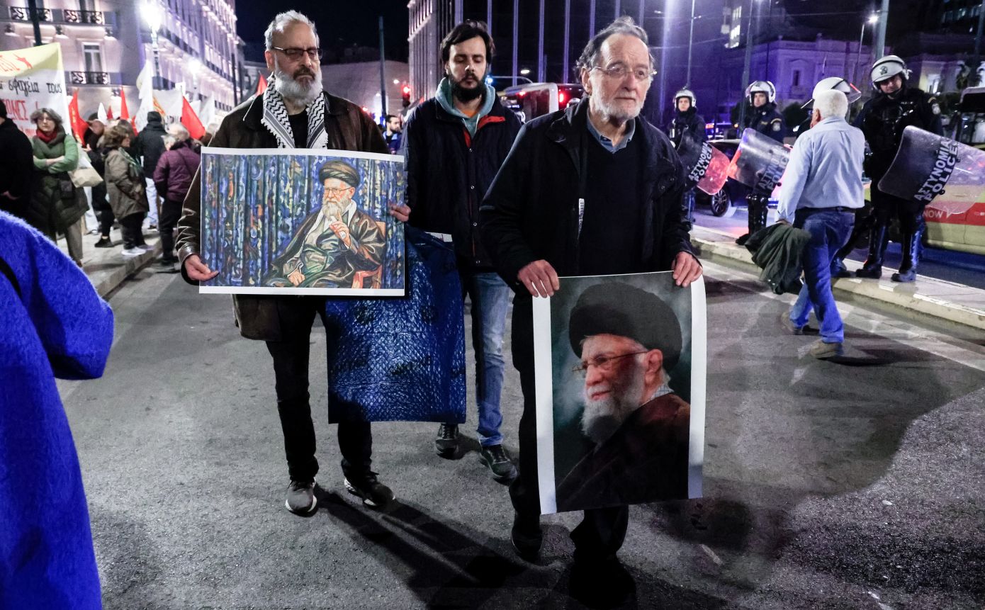 Με πορτρέτο του Αλί Χαμενεΐ εμφανίστηκε ο Παναγιώτης Λαφαζάνης σε αντιπολεμική συγκέντρωση στο Σύνταγμα