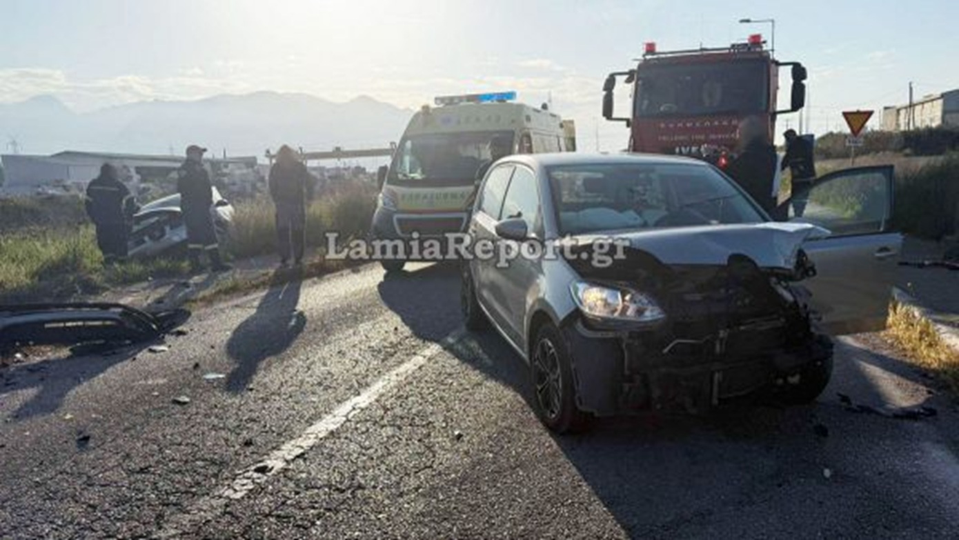 Λαμία: Μετωπική σύγκρουση με τρεις τραυματίες &#8211; Ο ένας οδηγός εκτινάχθηκε στα χωράφια
