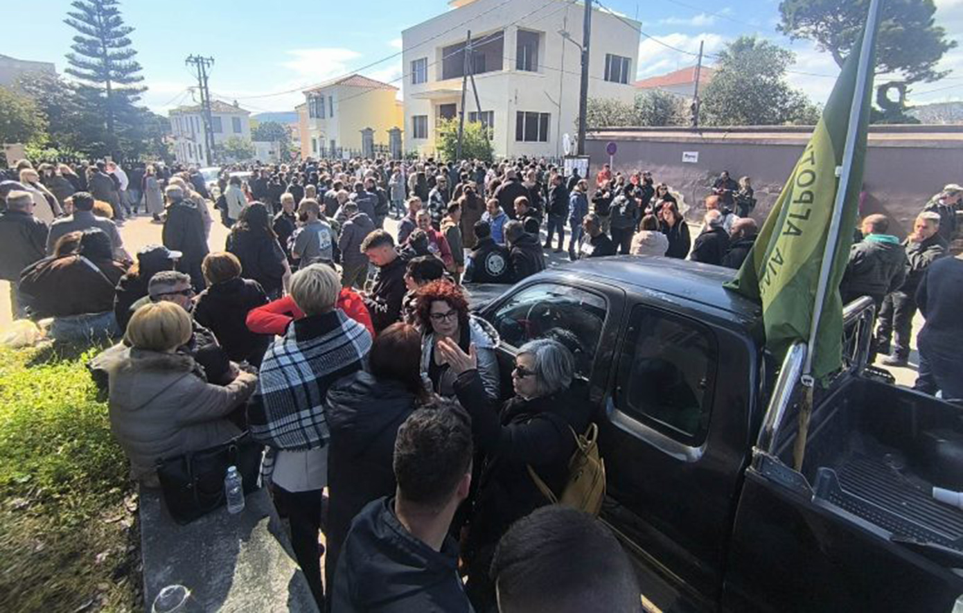 Έκλεισαν τον δρόμο έξω από το κτίριο της Γ.Γ. Αιγαίου οι κτηνοτρόφοι της Λέσβου
