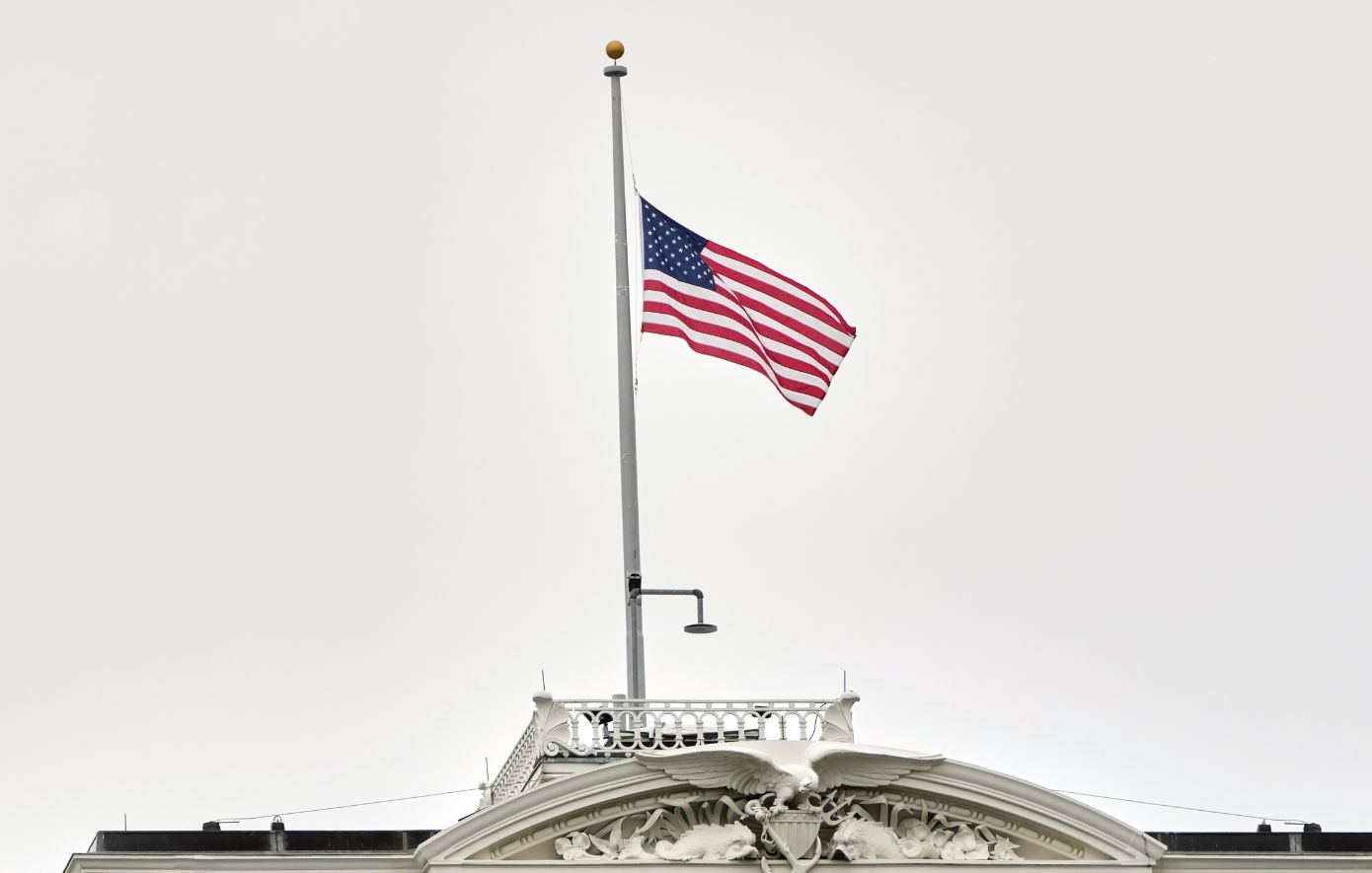 Συναγερμός στον Λευκό Οίκο: Άνδρας έπεσε με το αυτοκίνητό του σε πύλη του συγκροτήματος