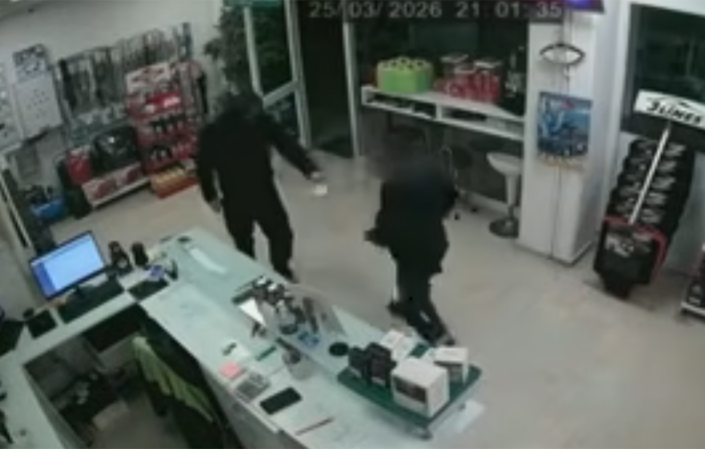 Βίντεο ντοκουμέντο από το Αγρίνιο &#8211; Ένοπλος μπουκάρει σε βενζινάδικο και αρπάζει τις εισπράξεις