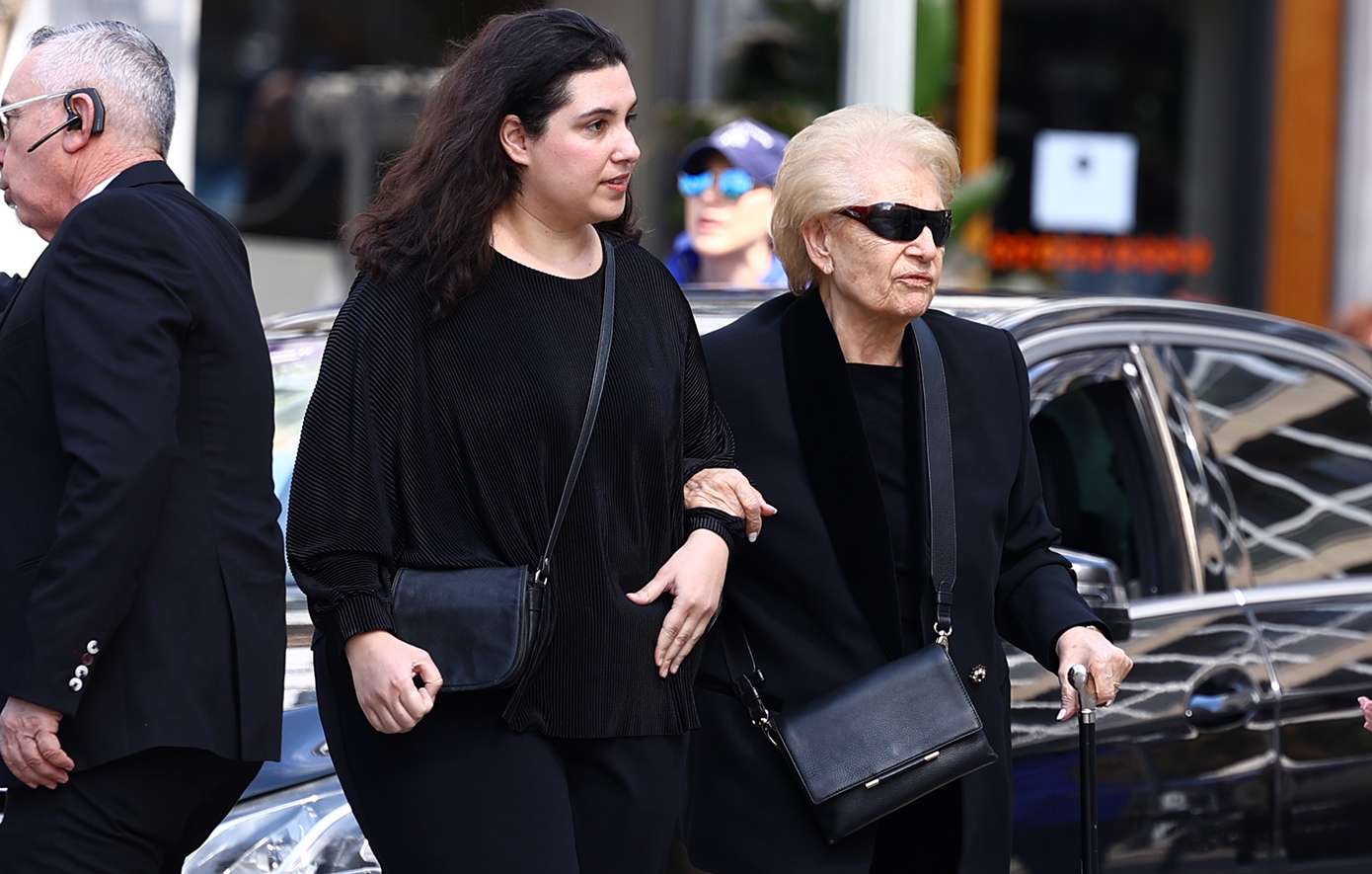 Μαρινέλλα: Υποβασταζόμενη έφτασε στη Μητρόπολη η αδερφή της Λούλα