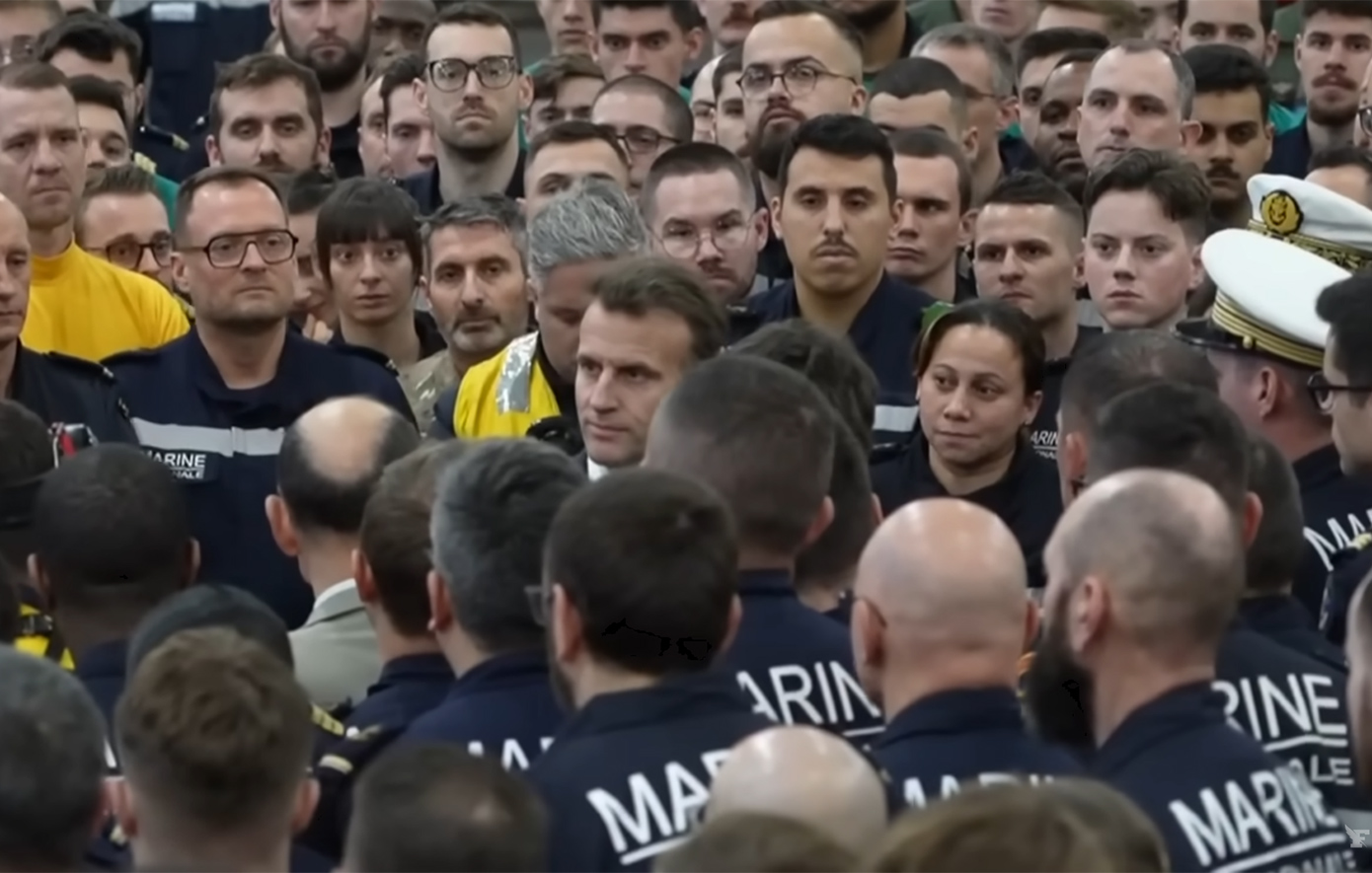 Ο Μακρόν έψαλε τον γαλλικό εθνικό ύμνο «Μασσαλιώτιδα» μαζί με 2.000 ναύτες πάνω στο «Charles de Gaulle»
