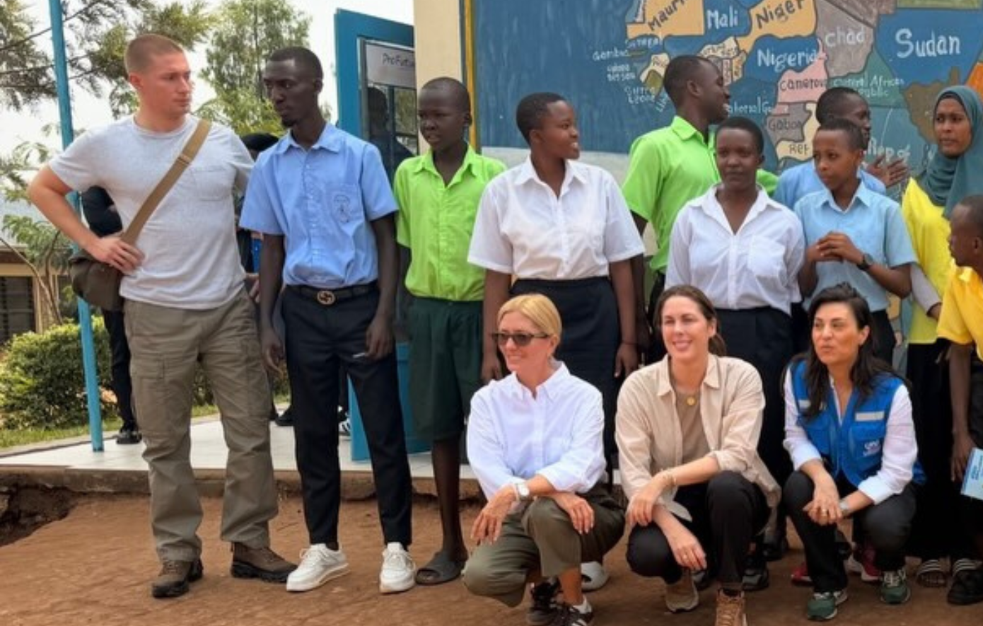 Μαρί Σαντάλ &#8211; Στη Ρουάντα με τον γιο της, Κωνσταντίνο Αλέξιο: «Όταν εκπαιδεύεις μια γυναίκα, εκπαιδεύεις ένα έθνος»