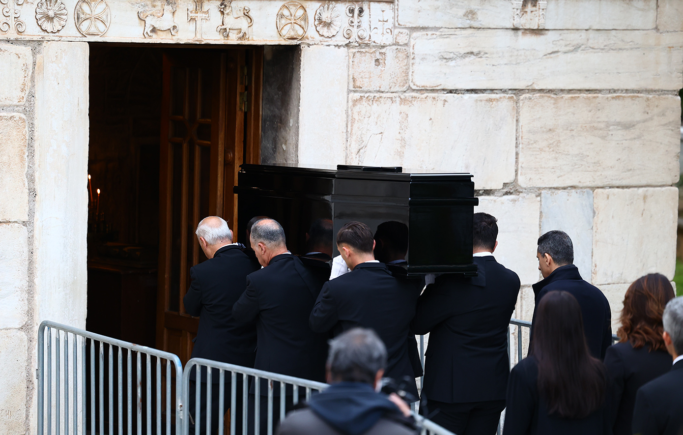 Μαρινέλλα: Οικογένεια και στενοί φίλοι στο νεκροταφείο Κηφισιάς είπαν το στερνό αντίο