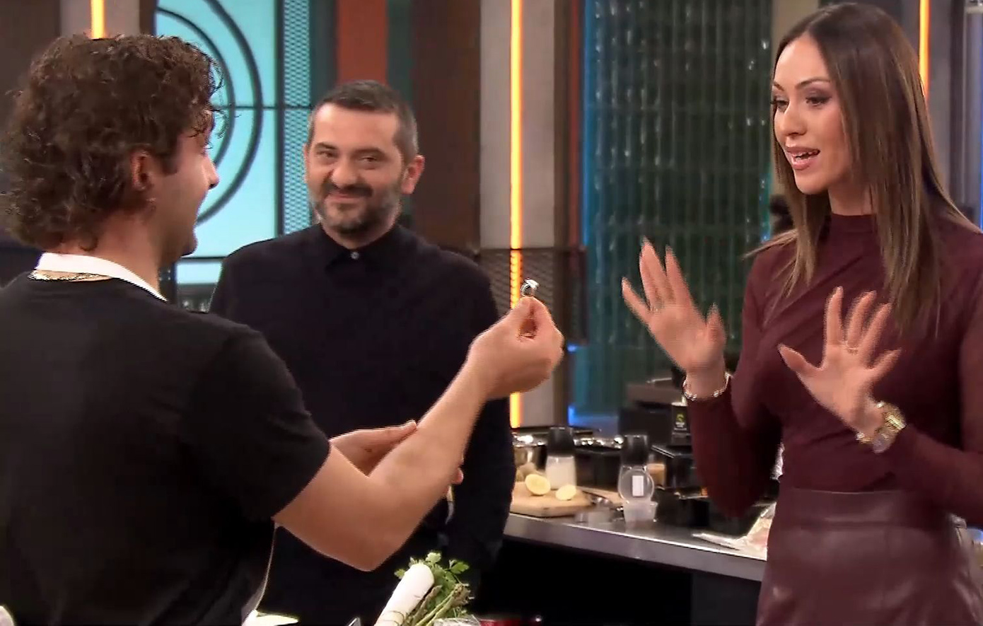 MasterChef: Παίκτης χάρισε δαχτυλίδι στη Δώρα Παντέλη &#8211; «Θα θυμώσει ο άντρας μου», σχολίασε