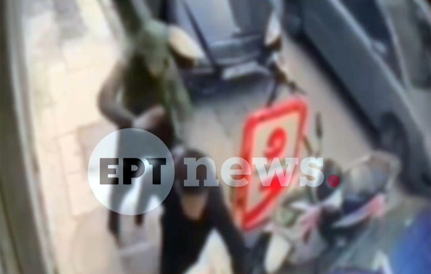 Βίντεο-ντοκουμέντο με τους δράστες να τρέχουν μετά το μαχαίρωμα 17χρονου στον Άγιο Παντελεήμονα &#8211; Ανθρωποκυνηγητό για τη σύλληψή τους