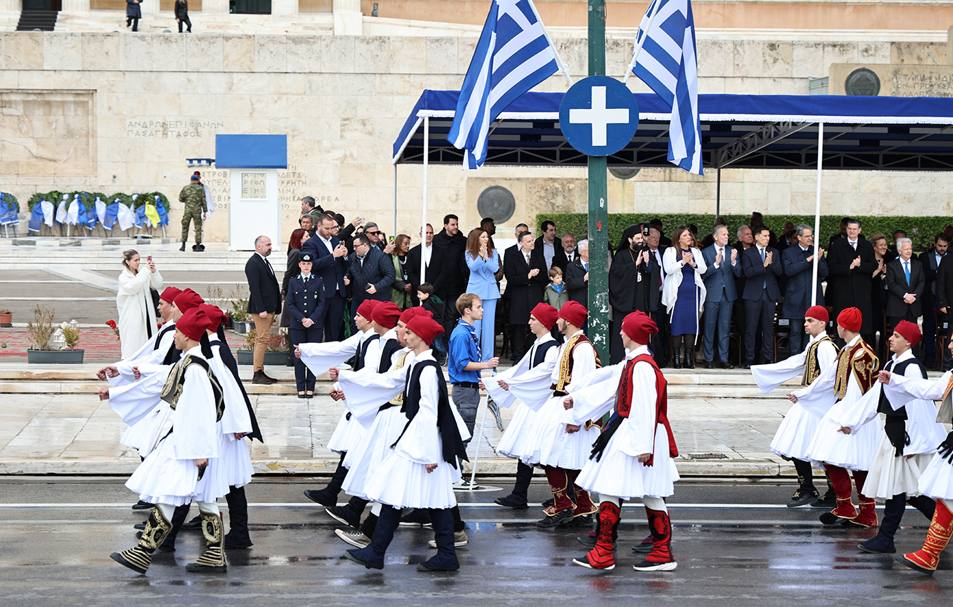 Σε εξέλιξη η μαθητική παρέλαση στην Αθήνα για την 25η Μαρτίου &#8211; Δείτε φωτογραφίες
