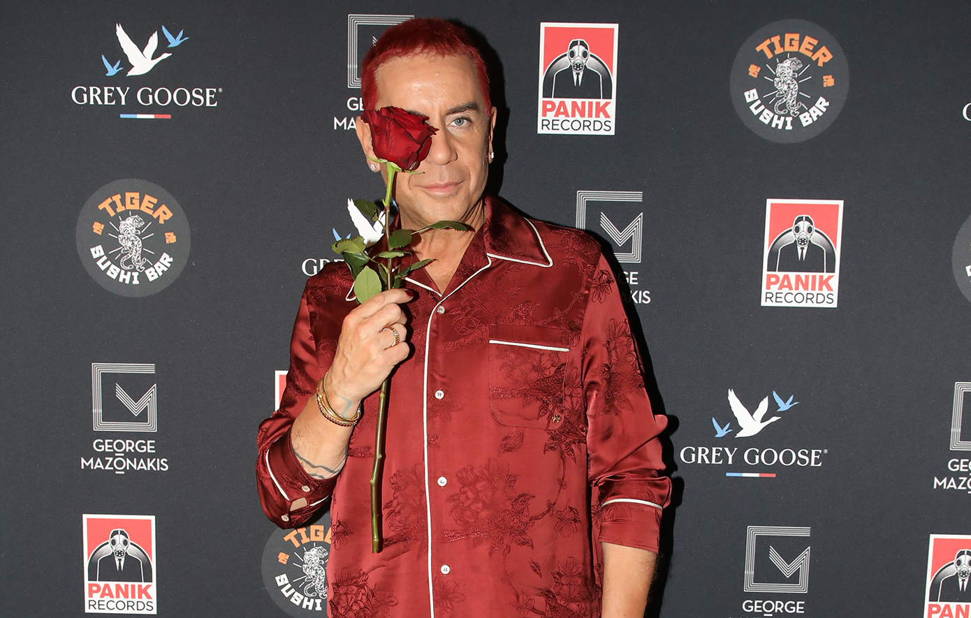 Γιώργος Μαζωνάκης: Με κόκκινα νύχια και ασορτί μαλλιά στο πάρτι για τα γενέθλιά του και την κυκλοφορία του νέου του τραγουδιού