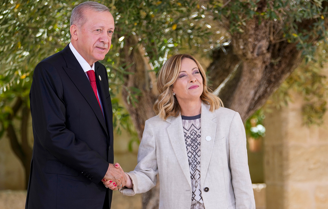 Τηλεφωνική συνομιλία Μελόνι-Ερντογάν: «Αλληλεγγύη της Ιταλίας προς την Τουρκία για την αδικαιολόγητη πυραυλική επίθεση που δέχθηκε»