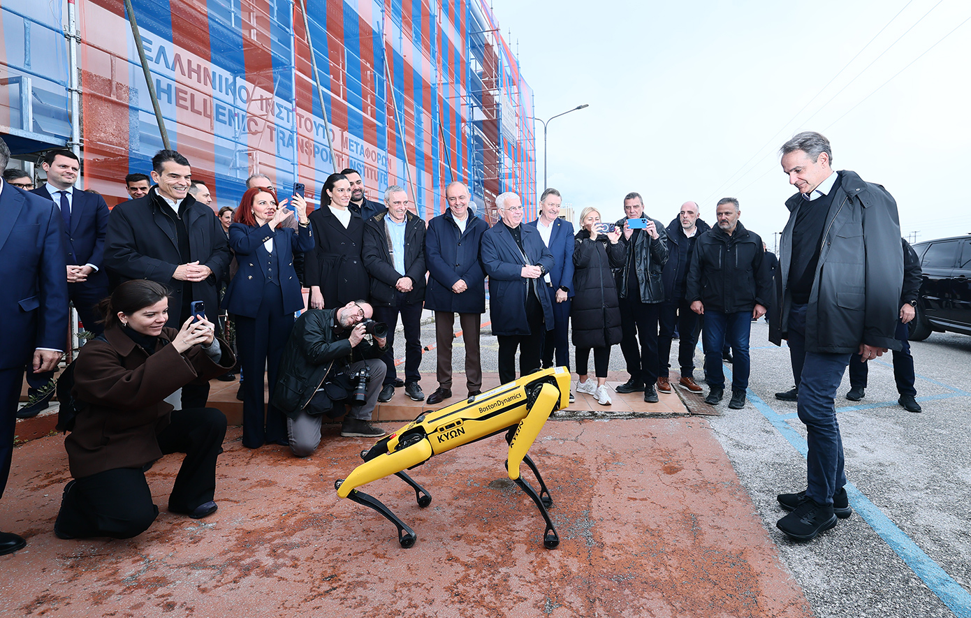 Ο Κύων, ο σκύλος ρομπότ υποδέχτηκε τον Μητσοτάκη στη Θεσσαλονίκη – Βίντεο και φωτογραφίες