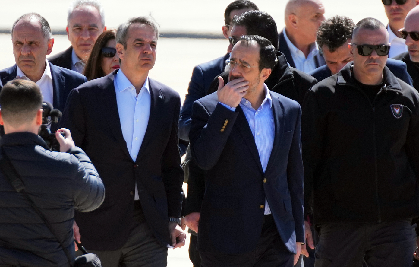 Στην Κύπρο Μητσοτάκης και Μακρόν, στα κατεχόμενα τα τουρκικά F-16