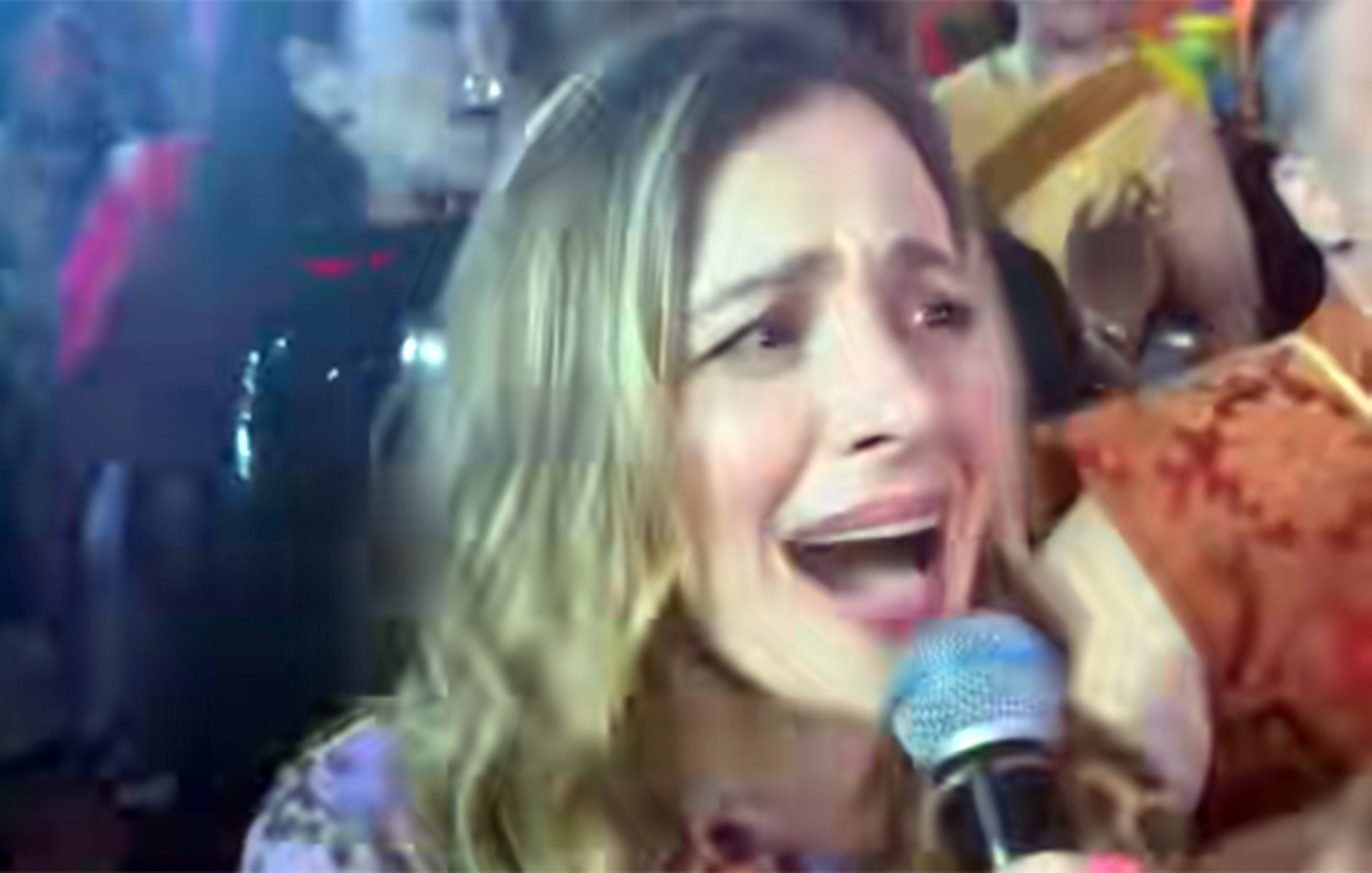 «Ρε, πόσο ήπια; Γιατί βλέπω τη Νατάσσα Μποφίλιου να τραγουδάει το &#8220;Φωτιά με φωτιά&#8221;» &#8211; Δείτε το βίντεο από πάρτι