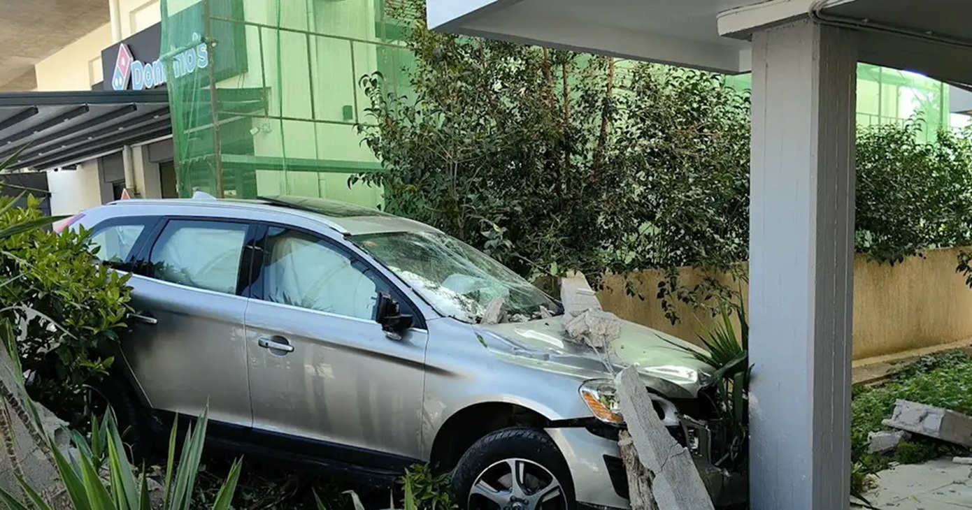 Σοκαριστικό τροχαίο στο Ναύπλιο: Αυτοκίνητο «καρφώθηκε» σε πυλωτή πολυκατοικίας &#8211; Δείτε βίντεο