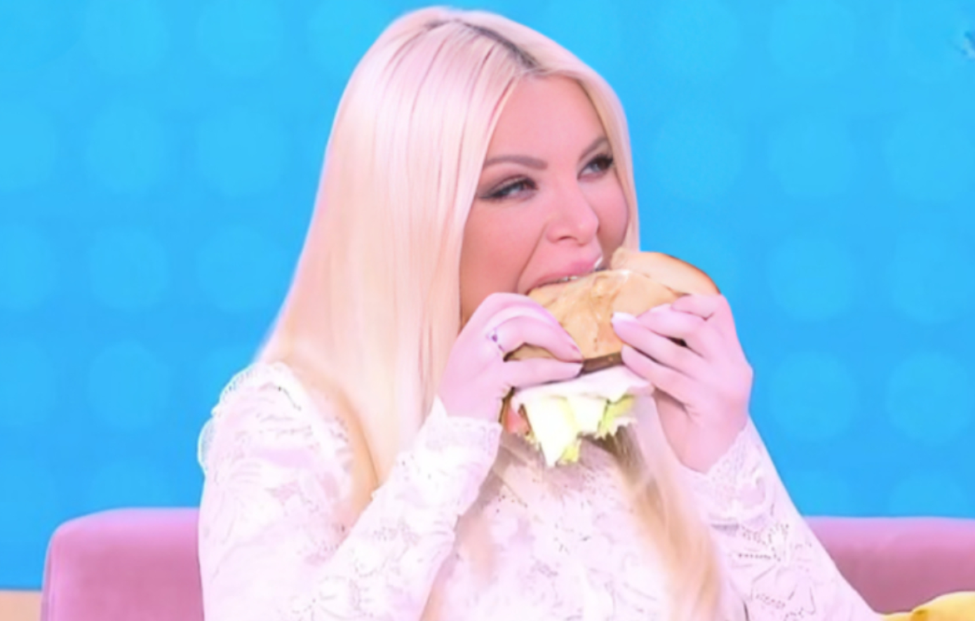«Super Κατερίνα»: Η αμήχανη στιγμή που η Κατερίνα Καινούργιου συνειδητοποίησε ότι την δείχνουν να τρώει