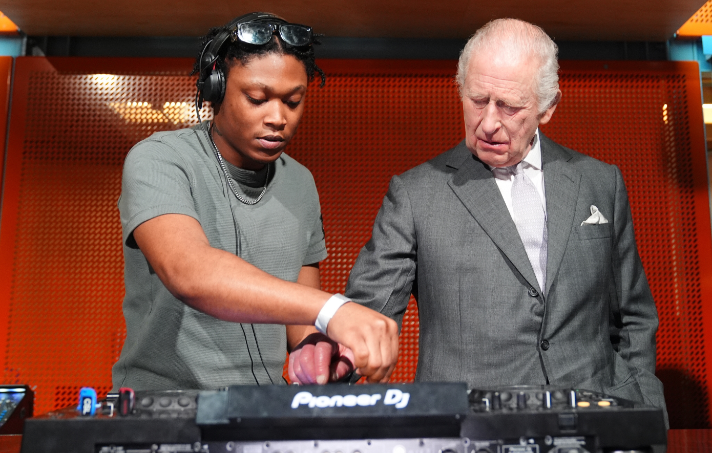 Βασιλιάς Κάρολος: «Προσπαθώ να το μάθω» – Όταν ο μονάρχης ανέλαβε ρόλο DJ