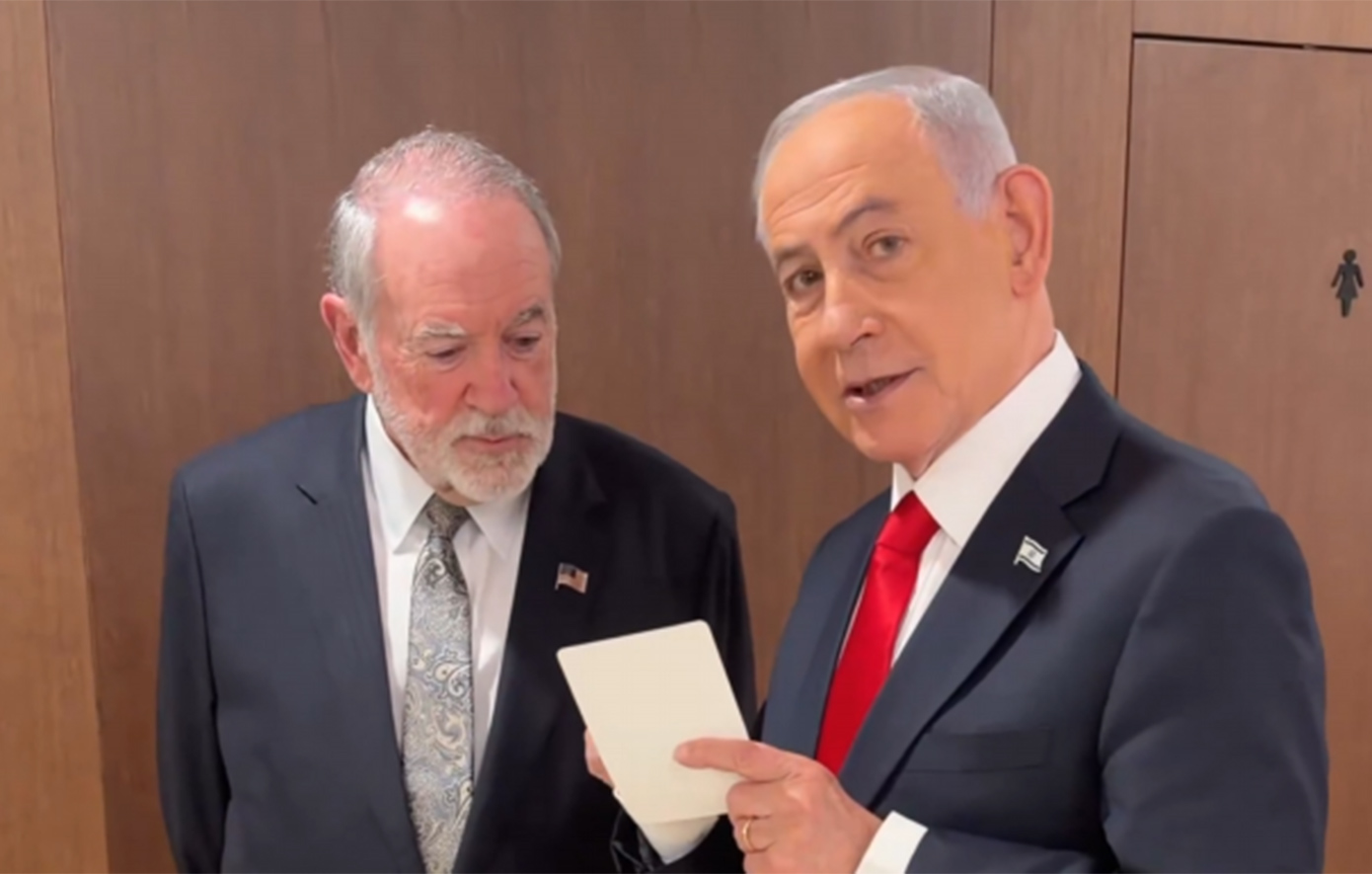 Ο Νετανιάχου με νέο βίντεο τρολάρει τις θεωρίες συνωμοσίας πως είναι ο «εξαδάχτυλος»