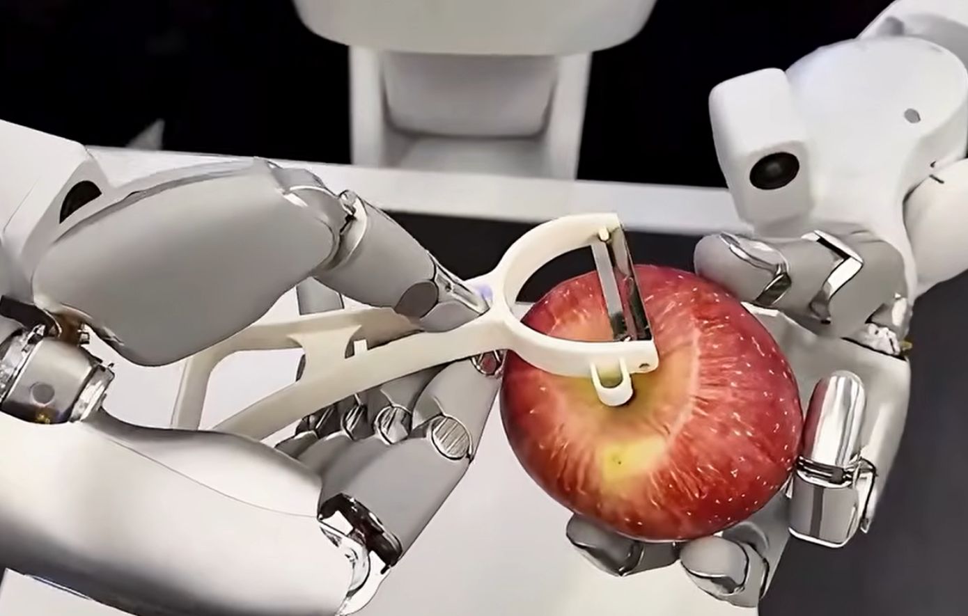 Ρομπότ που ξεφλουδίζει μήλα: Η νέα εποχή της μηχανικής επιδεξιότητας