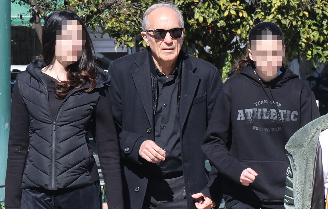 Γιάννης Νταλιάνης: Με τις κόρες του στην κηδεία του αδελφού του &#8211; Στο πλευρό του η Μαριλίτα Λαμπροπούλου