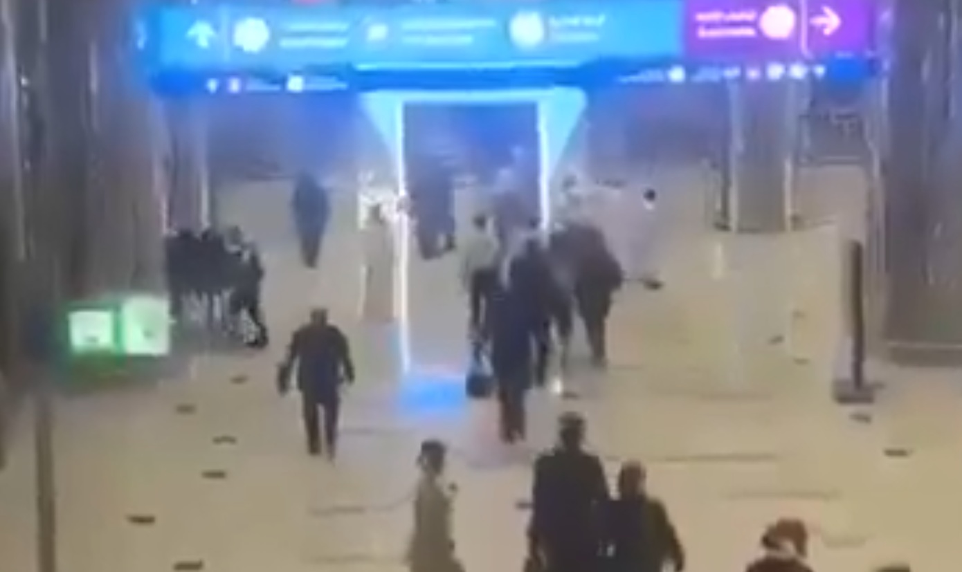 Ένας νεκρός και πολλοί τραυματίες στα αεροδρόμια του Άμπου Ντάμπι και του Ντουμπάι από χτυπήματα του Ιράν