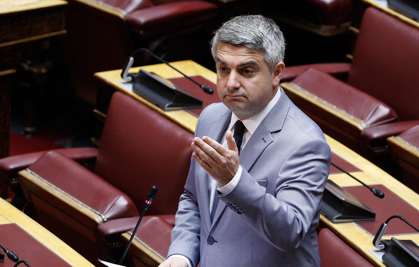 Ο Οδυσσέας Κωνσταντινόπουλος παραδίδει την έδρα στο ΠΑΣΟΚ και παραιτείται από βουλευτής