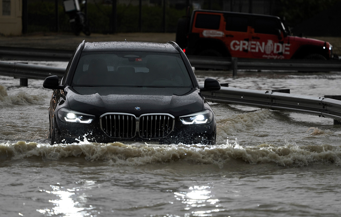 Σφοδρές πλημμύρες στο Ομάν: Παρασύρθηκαν οχήματα από την ορμή των νερών &#8211; Νεκροί πέντε άνθρωποι