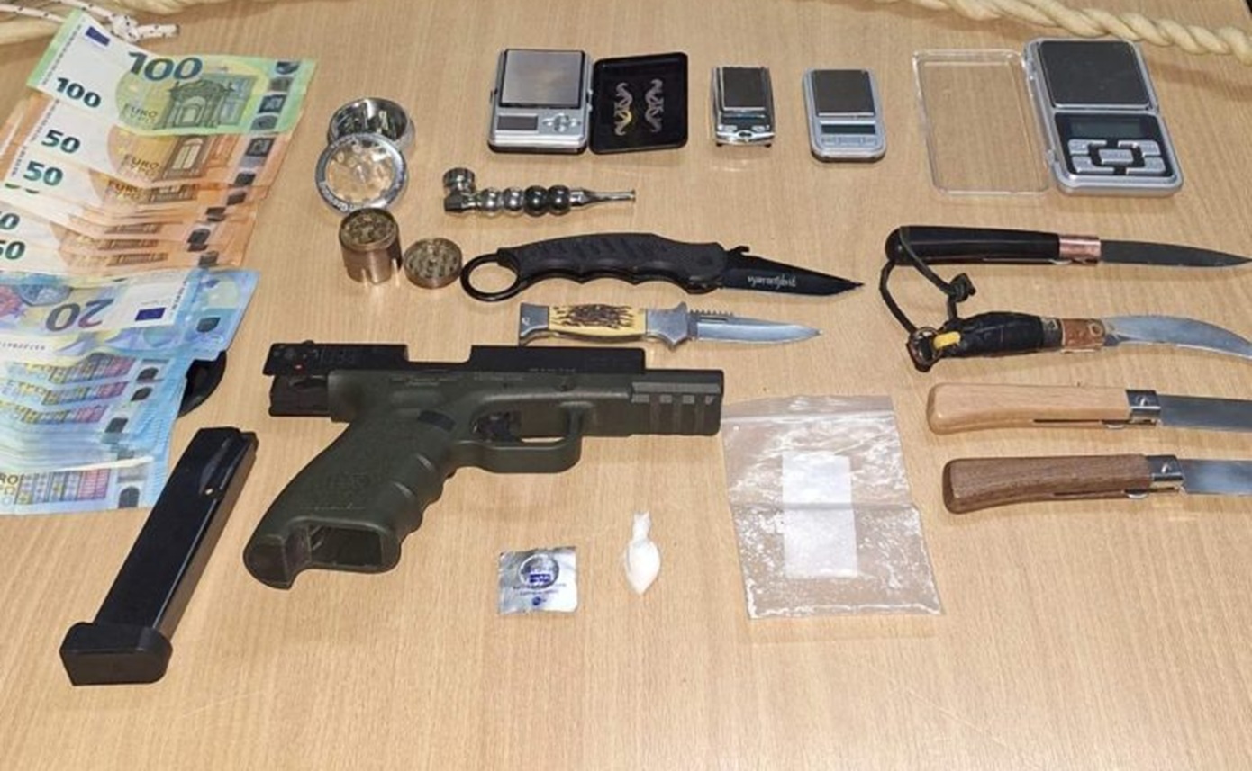 Άνδρας στη Ρόδο συνελήφθη για υπόθεση ενδοοικογενειακής βίας και οι αστυνομικοί ανακάλυψαν οπλοστάσιο στο σπίτι του