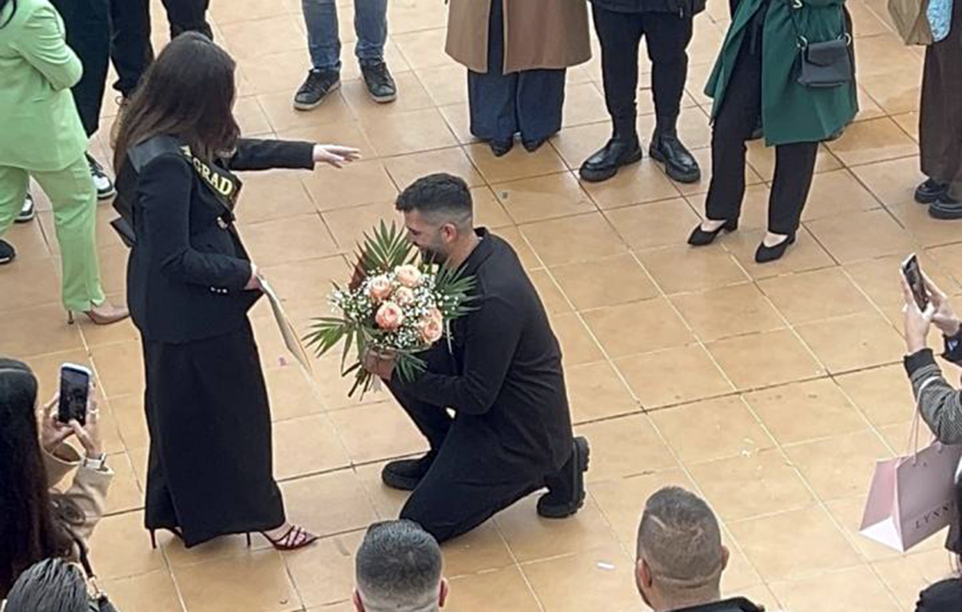 Μια ξεχωριστή πρόταση γάμου στο πανεπιστήμιο του Ρεθύμνου: Έφυγε με πτυχίο και μονόπετρο