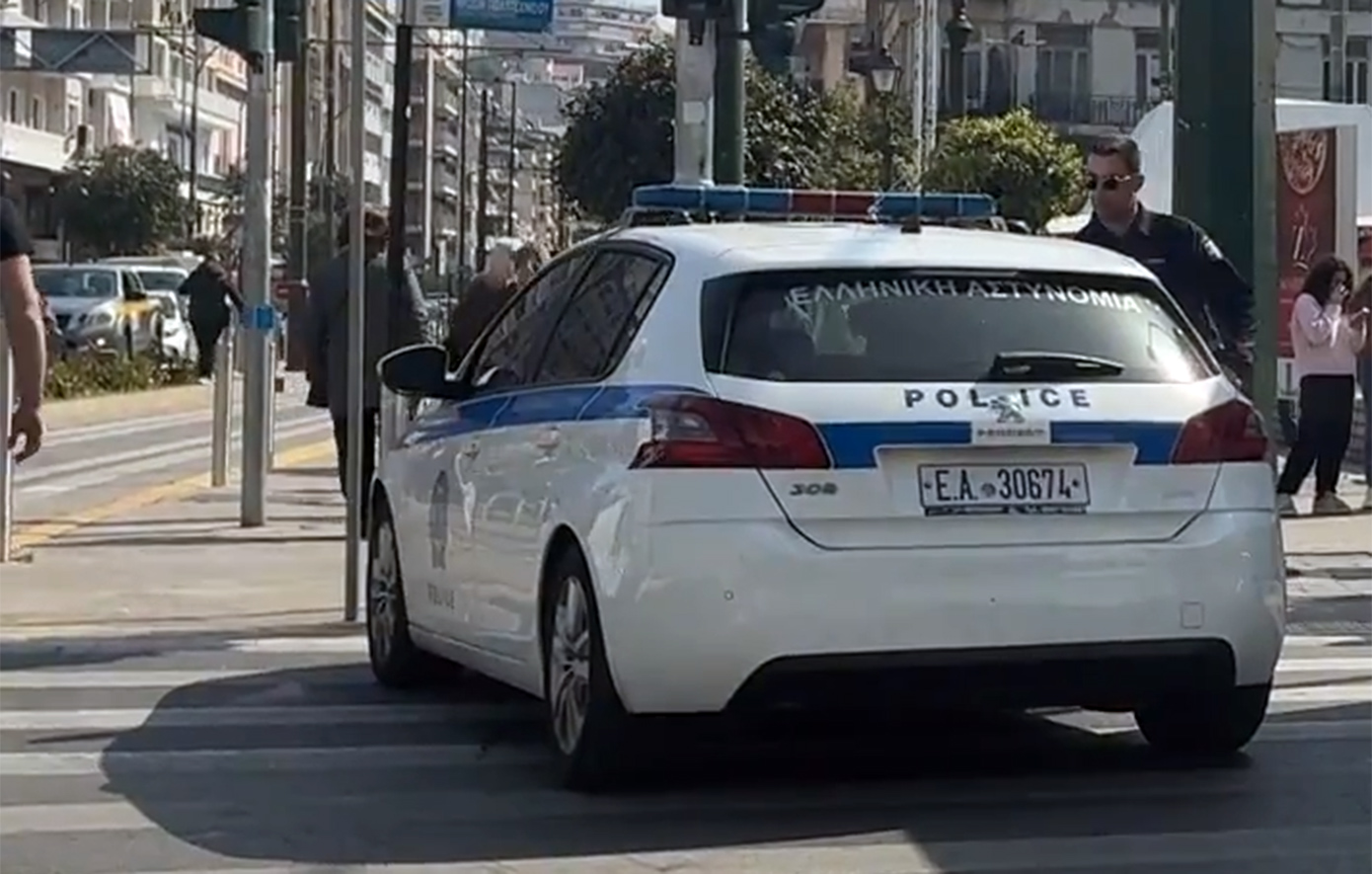 Παράσυρση πεζού από λεωφορείο στο Δημοτικό Θέατρο Πειραιά