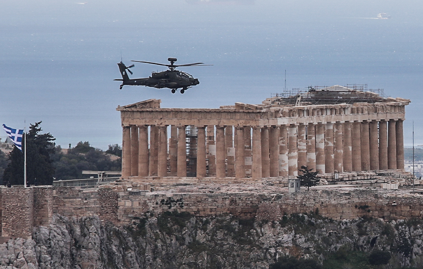 Μεγαλειώδης η στρατιωτική παρέλαση στην Αθήνα για την 25η Μαρτίου – Ξεχωριστό «χρώμα» έδωσαν τα νέα οπλικά συστήματα