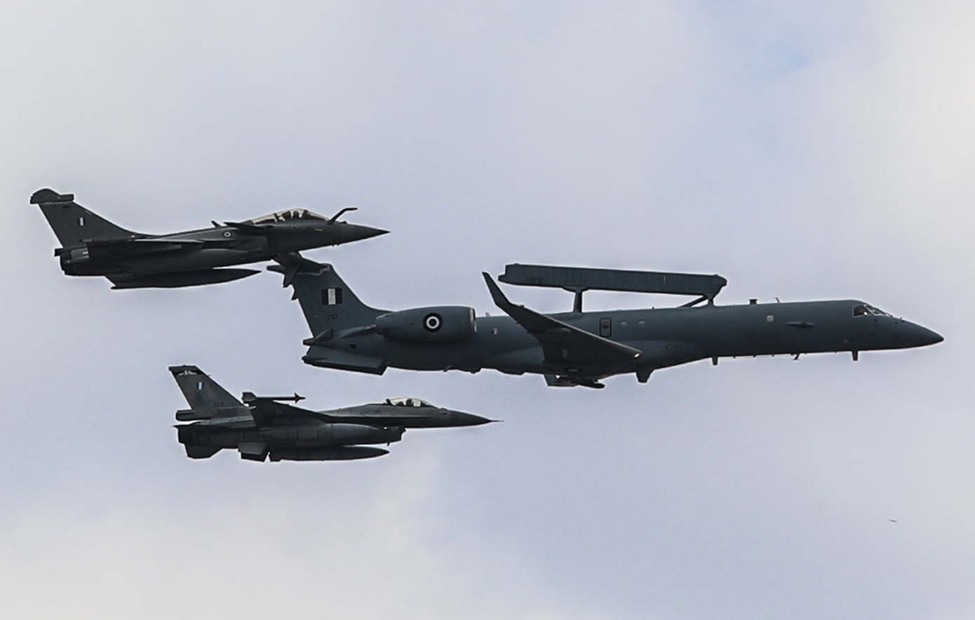 Μεγαλειώδης η στρατιωτική παρέλαση στην Αθήνα για την 25η Μαρτίου – Ξεχωριστό «χρώμα» έδωσαν τα νέα οπλικά συστήματα