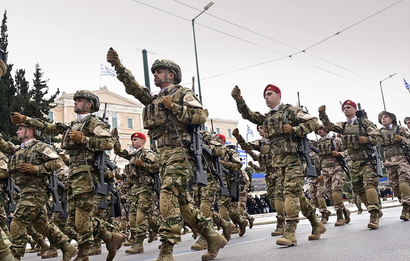 Μεγαλειώδης η στρατιωτική παρέλαση στην Αθήνα για την 25η Μαρτίου &#8211; Ξεχωριστό «χρώμα» έδωσαν τα νέα οπλικά συστήματα