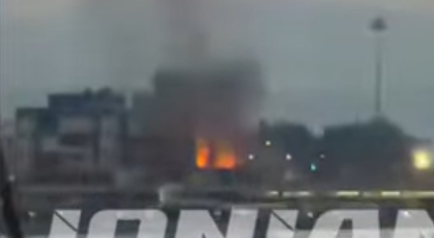 Φωτιά στο κτίριο του παλαιού Λιμεναρχείου στην Πάτρα &#8211; Δείτε βίντεο